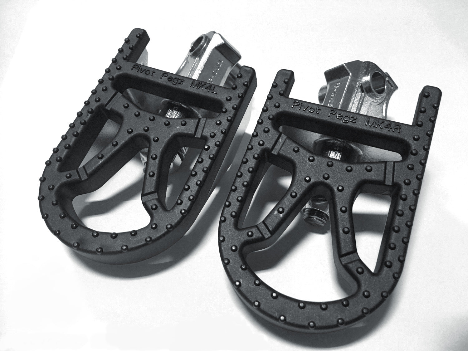 Wide Aluminum Foot Pegs For Yamaha YZ 65/85/125/250, WR 250F/250R - Black, Anti-Slip, 8mm Bolt, Pair